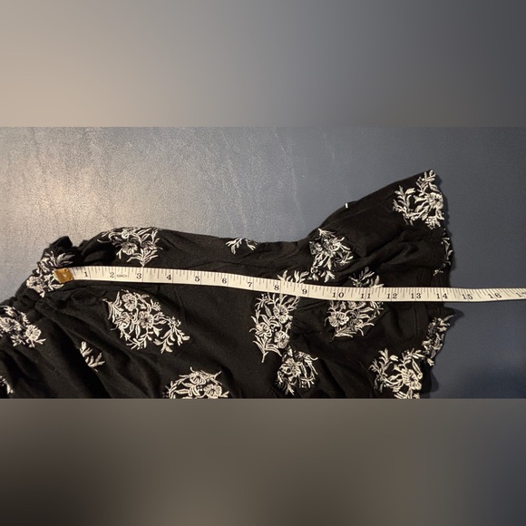 Black & White Top Size XL Floral Embroidery Bell Sleeve Peasant  Whimsigoth - Picture 5 of 8